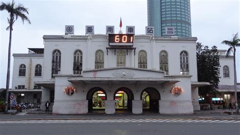 鐵道旁的房屋|鐵貓＝鐵道與貓的完美結合: 台南車站